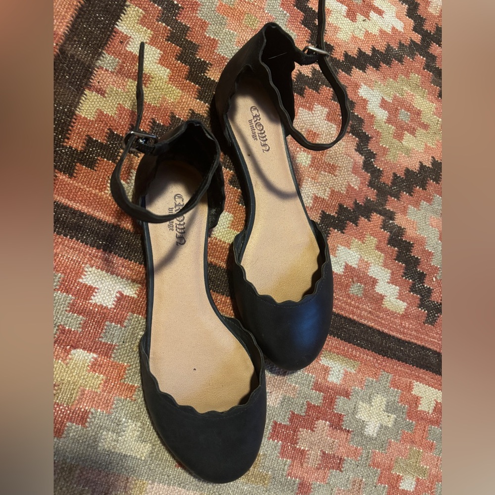 Crown Vintage Black Leather Scalloped Flats